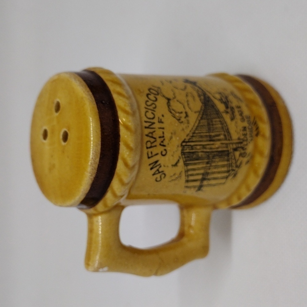 Vintage San Francisco Golden Gate Bridge Souvenir Salt & Pepper Shaker Set - Picture 2 of 14